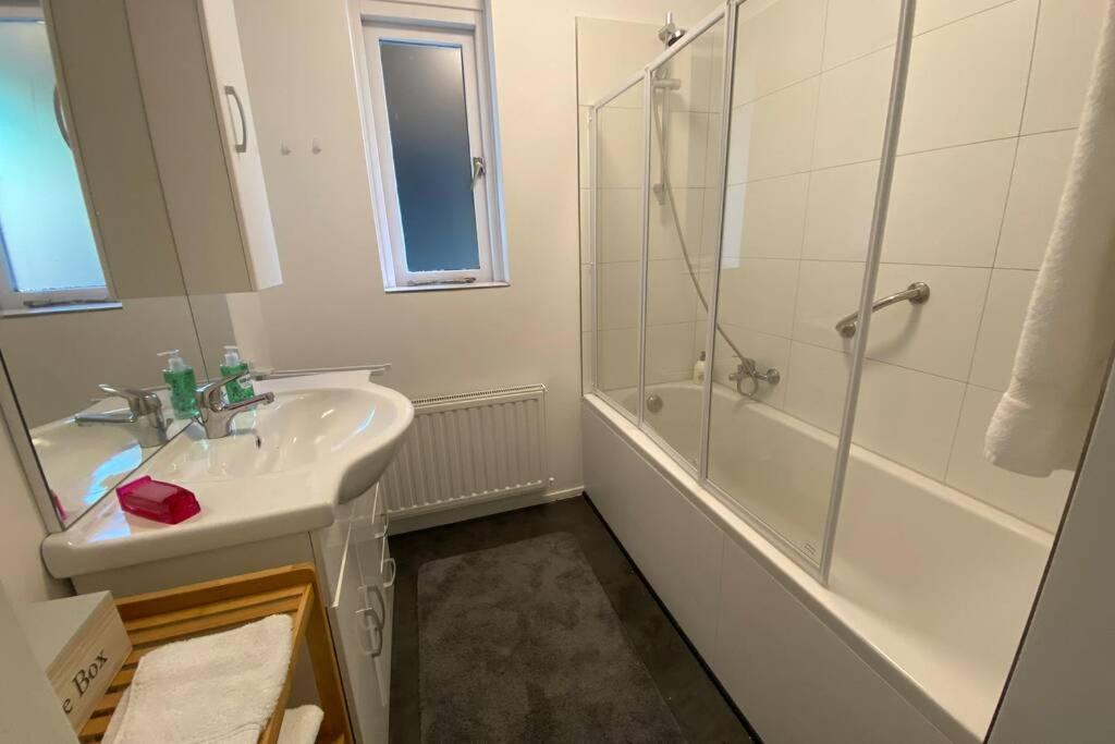 Traumhaftes Geraeumiges Ferienhaus In Meernaehe Bruinisse Eksteriør billede